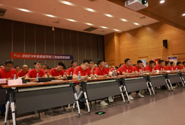 此外，中策橡膠集團售后技術服務部的其他老師，如方暉、鄭藝等，也為學員們開展了《輪胎早期損壞案例分析》等課程培訓。據了解，這些培訓旨在幫助學員們更好地應對非公路輪胎相關問題，提高其解決問題的能力。