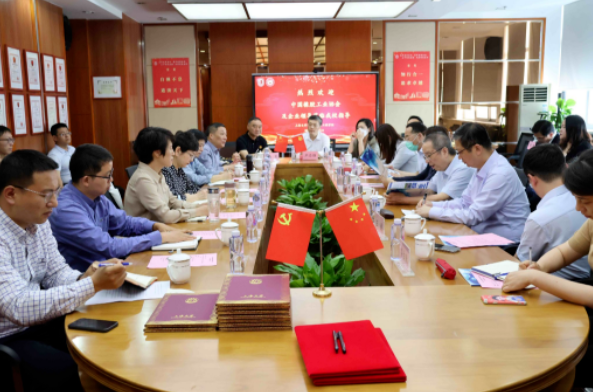上海大學與中國橡膠工業協會輪胎分會戰略合作簽約儀式在上海大學環境與化學工程學院成功舉行。這次校地企強強聯合的合作將推動產業鏈和創新鏈的深度融合。