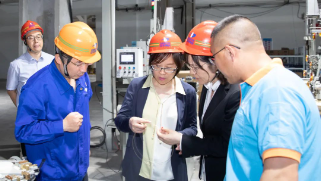 刁青麗在座談會(huì)上介紹了中天淮安公司鎮(zhèn)江工廠的生產(chǎn)經(jīng)營情況，并詳細(xì)匯報(bào)了中天淮安項(xiàng)目未來的銷售布局和人才戰(zhàn)略規(guī)劃。她表示，中天淮安項(xiàng)目將繼續(xù)堅(jiān)持"人才強(qiáng)基，科技強(qiáng)企"的發(fā)展戰(zhàn)略，積極與各大產(chǎn)學(xué)研平臺對接，為項(xiàng)目的后續(xù)發(fā)展提供動(dòng)力。