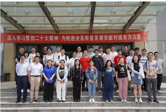 師生們在參觀過程中對利德東方展示的智能工廠建設(shè)成果贊嘆不已。南京大學(xué)化學(xué)化工學(xué)院人力資源總監(jiān)徐霞表示，通過這次參觀，希望能夠加深師生們對利德東方及高分子專業(yè)的理解，并為自己的學(xué)習(xí)計劃明確方向。