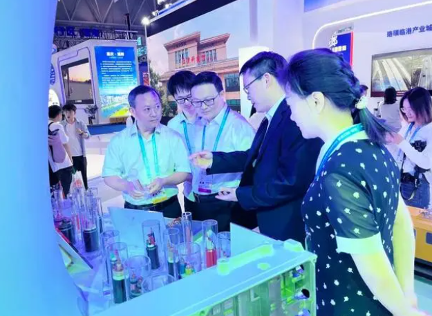 ，三峽電纜的技術創新和產品實力也得到了各級領導的認可和贊賞。在展會開幕當天，江津區委副書記、區長唐大軍以及江津區委常委、副區長劉晟等領導親臨展位參觀指導，并對三峽電纜所展示的線纜產品和技術創新給予了積極評價。