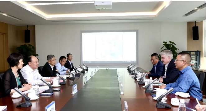 卡博特公司執行副總裁、功能性補強材料業務總裁、數字化運營總裁兼美洲地區總裁霍博特先生(Bart Kalkstein)一行拜訪了天津經濟技術開發區管委會(TEDA)尤天成書記等有關領導，雙方就卡博特在天津經開區的可持續發展等議題進行了友好交流。