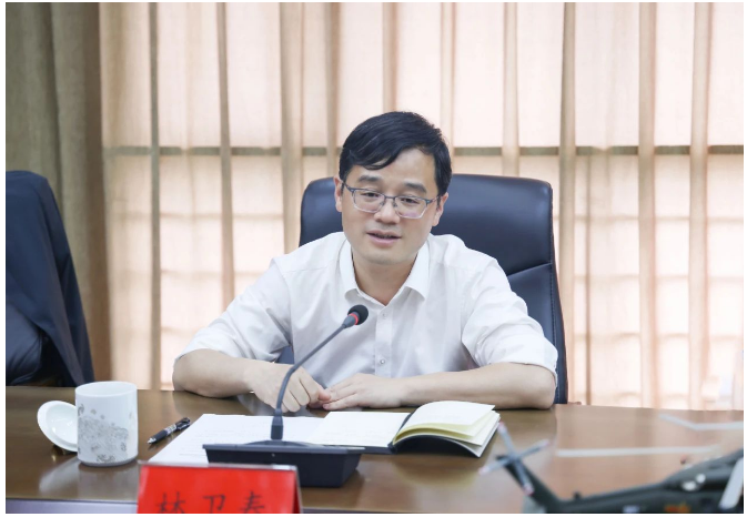 會上，黑貓集團危廢和超導電炭黑等子項目負責人分別匯報了項目建設的進展情況以及需要協(xié)調(diào)解決的問題。林衛(wèi)春在現(xiàn)場與園區(qū)管委會、塔山、樂港、自規(guī)、住建等單位部門負責人就解決方案進行了研究，并明確了責任人，制定了時間表和施工圖。
