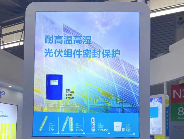集泰股份近期在光伏膠市場取得了顯著的成績。僅在2022年，該公司兩條新的光伏膠產(chǎn)線正式投產(chǎn)，年產(chǎn)能達(dá)到2.88萬噸，能夠滿足光伏新能源下游客戶未來的供貨需求，鞏固了其在行業(yè)中的優(yōu)勢地位。隨著新產(chǎn)線產(chǎn)能的逐步釋放，集泰股份在光伏領(lǐng)域的業(yè)績顯著提升，并與晶科能源、正信光電、天合光能等行業(yè)龍頭企業(yè)達(dá)成合作，其在行業(yè)中的認(rèn)可度迅速提高。