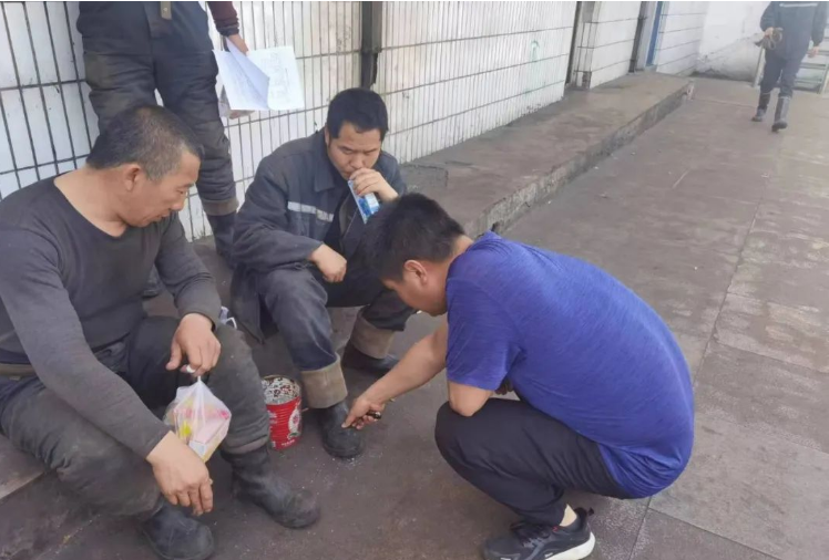 此外，鶴壁飛鶴銷售服務(wù)團(tuán)隊(duì)還走訪了礦產(chǎn)能源行業(yè)，了解了這個(gè)行業(yè)對(duì)橡膠制品的需求。作為橡膠制品的專業(yè)制造商，飛鶴公司的膠靴產(chǎn)品自1961年開始生產(chǎn)，致力于為勞動(dòng)者提供耐用性和防護(hù)性能。走訪中，銷售團(tuán)隊(duì)詳細(xì)調(diào)研了工友們的穿用情況和對(duì)產(chǎn)品的反饋，收集了寶貴的意見和建議。