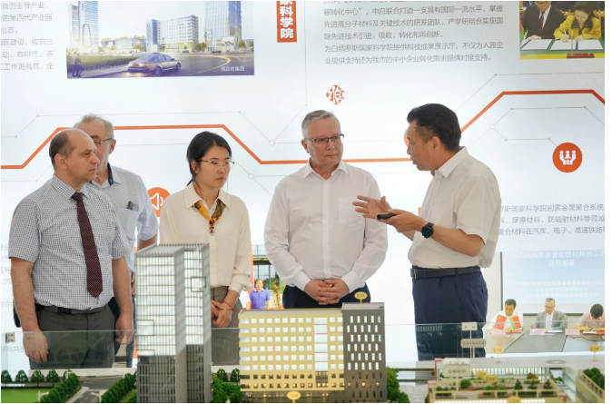 據了解，王兆波向白俄羅斯專家介紹了中白新材料產業園的最新發展情況。該產業園以科技研發與應用、綠色智能制造、新材料研發、軌道交通、高端裝備和智慧物流為主導產業，集成了電子商務、文化娛樂和現代服務等配套業態。產業園通過建設標準化廠房、研發中心、科創孵化以及寫字樓等，打造了第四代新型智能制造產業園，為企業提供了上下游融合、優質資源集聚和服務生態系統的支持。