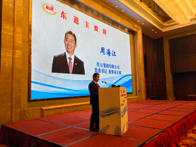   會議中，與會企業(yè)一致表示將同心協(xié)力，共同營造有利于輪胎行業(yè)健康發(fā)展的和諧環(huán)境，助力橡膠強國夢早日實現(xiàn)。在開幕致辭中，紅豆集團黨委書記、董事局主席周海江表示，紅豆集團的發(fā)展離不開堅定不移聽黨話、感黨恩、跟黨走的方針。他還強調，企業(yè)除了加強黨建工作外，還要積極履行社會責任，促進企業(yè)與自然和社會的和諧穩(wěn)定。紅豆集團將以黨建引領企業(yè)發(fā)展，不斷推進自主創(chuàng)新、自主品牌和自主資本等戰(zhàn)略，推動高質量發(fā)展。