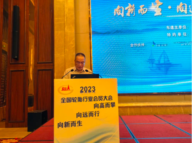 會議期間，中策橡膠集團股份有限公司高級副總裁張利民，代表輪胎分會理事長、中策橡膠董事長沈金榮作了題為《向新向遠向高，在激宕中激發(fā)創(chuàng)新發(fā)展的新動能》的報告，張利民指出，我國輪胎行業(yè)在2023年一季度取得了良好開局，企業(yè)開工率有所回升。然而，他也指出我國輪胎行業(yè)面臨諸多問題，如復雜嚴峻的外部經濟形勢、未來出口形勢不容樂觀以及國內和行業(yè)內部的突出問題，這些都對高質量發(fā)展帶來了影響。