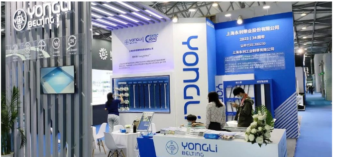 上海永利攜帶其光伏生產輸送系統產品亮相，吸引了來自全球的相關業者。
