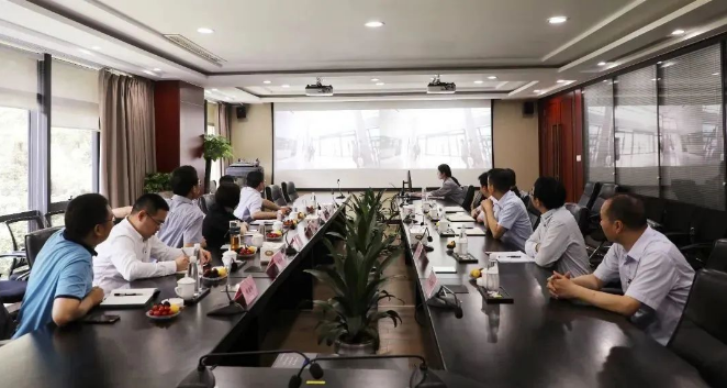 在調研座談會上，建新總裁趙肇豐及相關接待人員對公司的發展概況、產業布局、產業鏈優化提升以及近期項目建設情況進行了詳細介紹。