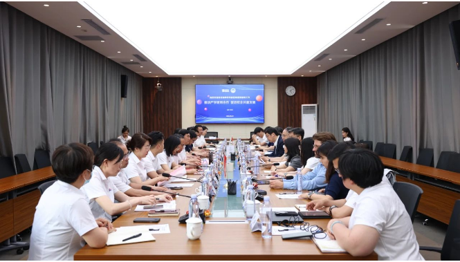 道恩集團有限公司(以下簡稱道恩集團)與華南理工大學于近日在山東龍口舉行簽約儀式，達成多項合作協議。雙方將共同建設綠色先進高分子材料聯合實驗室，致力于開發新一代熱塑性硫化膠技術，并設立道恩新材料獎學金，以促進學校教育事業的發展。
