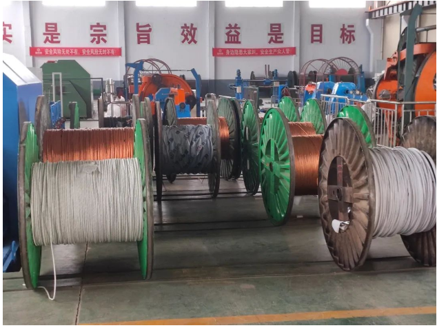 鑫泰電纜生產總監王茂衛指出，生產中心是全員會戰的重中之重。各班組要勇于擔當，積極發揮表率作用，展現鑫泰電纜人“招之則來，來之能戰，戰之能勝”的戰斗精神。同時，生產中心的各科室和模塊都需要積極配合，快速響應。在確保質量和安全的前提下，他們要控制成本，提高效率，圓滿完成生產任務。