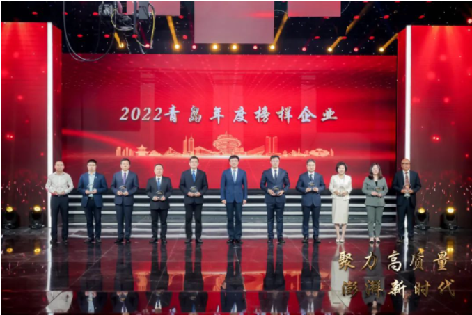 此外，賽輪集團(tuán)股份有限公司被評(píng)為2022青島年度榜樣企業(yè)。該公司的橡膠輪胎產(chǎn)業(yè)高質(zhì)量發(fā)展案例以及“橡鏈云”工業(yè)互聯(lián)網(wǎng)平臺(tái)分別被列為2022青島年度企業(yè)高質(zhì)量發(fā)展典型案例和2022青島年度數(shù)字經(jīng)濟(jì)發(fā)展典型案例。