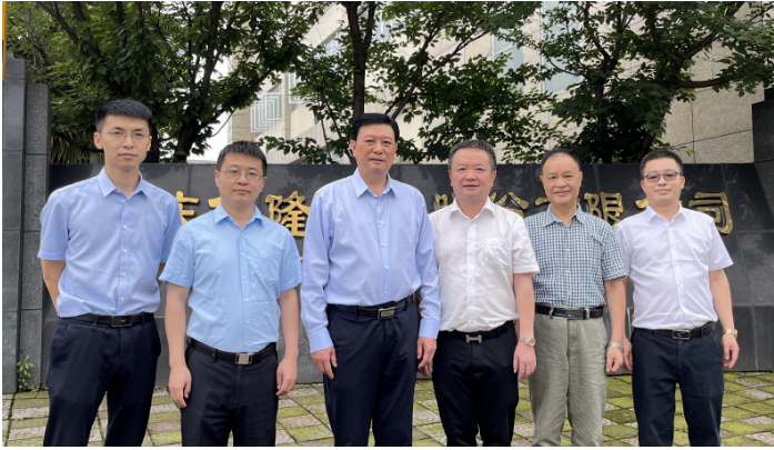 億隆涂料作為一家發(fā)展迅速的企業(yè)，在不斷探索創(chuàng)新的道路上取得了顯著成就。其產(chǎn)品體系的廣泛應(yīng)用于汽車和摩托車等領(lǐng)域，得到了市場的廣泛認(rèn)可。劉會(huì)長對(duì)億隆涂料在研發(fā)和生產(chǎn)方面所取得的成就表示贊賞，并對(duì)其未來發(fā)展提出了殷切期望。