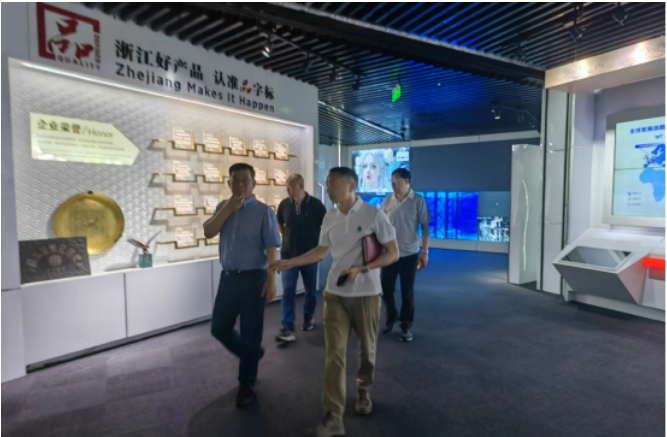 期間，李會長一行走訪了多家企業，包括中策橡膠集團股份有限公司、浙江天鐵實業股份有限公司、臺州鴻裕橡膠制造有限公司、臺州華振軌道科技有限公司、三門陸王橡膠有限公司、三門容宇橡塑科技有限公司、臺州中宏廢橡膠綜合利用有限公司、臺州至遠鞋材有限公司和浙江榮陽實業有限公司等，對輪胎制造、橡膠制品和橡塑鞋材等行業進行深入了解。