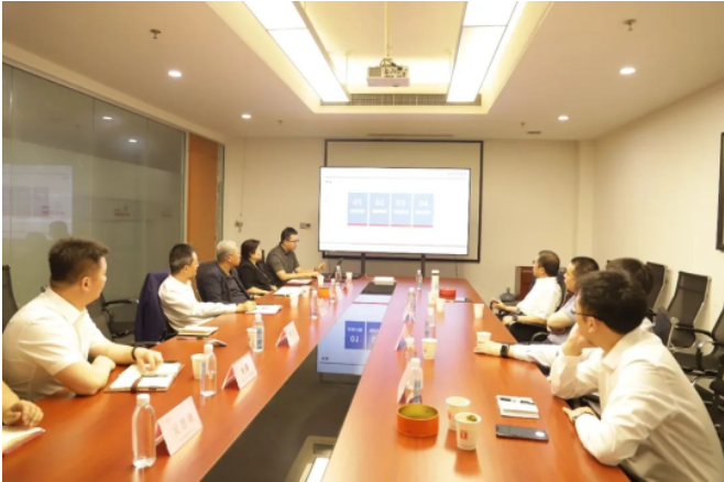 隨后，中策知輪公司智慧事業(yè)部總監(jiān)葛漢向與會領(lǐng)導(dǎo)全面介紹了知輪智慧系統(tǒng)的開發(fā)和應(yīng)用情況。雙方就智慧系統(tǒng)在一汽解放車型上的應(yīng)用以及自研系統(tǒng)的模塊對接展開了深入探討和交流。這為下一步的合作開發(fā)奠定了堅實的基礎(chǔ)，同時也為智慧系統(tǒng)在前裝市場的應(yīng)用打開了新的想象空間。