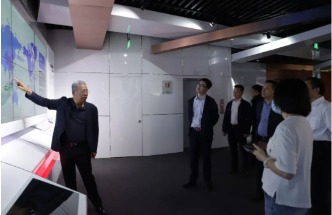 最后，一汽解放的代表一行在中策橡膠銷售公司總經(jīng)理陳實先生和總經(jīng)理助理王群女士的陪同下參觀了中策橡膠展廳和未來工廠，以了解中策橡膠輪胎產(chǎn)品的技術(shù)實力和制造實力。