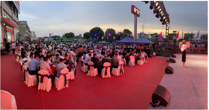 通過這次啤酒狂歡節(jié)，中國重汽和中策橡膠展示了他們在重卡市場上的合作實力和創(chuàng)新能力。他們的新產品將為綠色、智能和節(jié)能城建提供可靠的解決方案，助力中國重卡市場迎接新的規(guī)劃和要求。