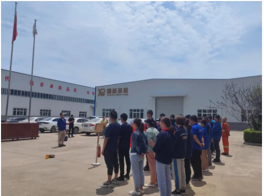 活動中，安全負責(zé)人秦方亮傳達了高新區(qū)有關(guān)安全生產(chǎn)的文件精神，并提出了具體要求。首先，他強調(diào)了深入宣傳專項排查整治行動的重要性，推動各租賃戶落實安全責(zé)任，要求企業(yè)負責(zé)人帶頭組織重大事故隱患排查整治、全員履行安全生產(chǎn)崗位責(zé)任、對水、電、器等進行排查整治、進行事故應(yīng)急救援演練以及對企業(yè)生產(chǎn)經(jīng)營活動進行排查整治。