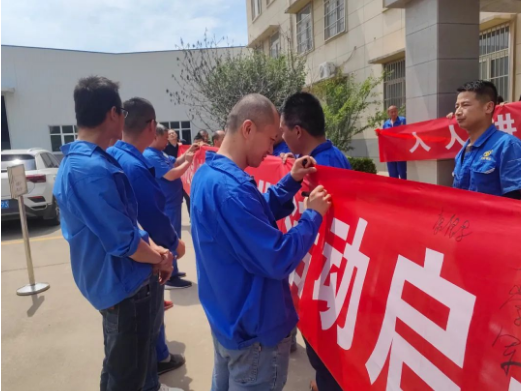 其次，他強調(diào)要進一步抓實落實，貫徹安全生產(chǎn)的理念、法規(guī)和手段，確保責(zé)任層層落實，每個人、每個環(huán)節(jié)、每個細節(jié)都要承擔(dān)起安全生產(chǎn)的責(zé)任。此外，隨著氣溫的上升，他提醒大家要特別注意安全用電、防火防爆以及防暑防疲勞等方面的工作。