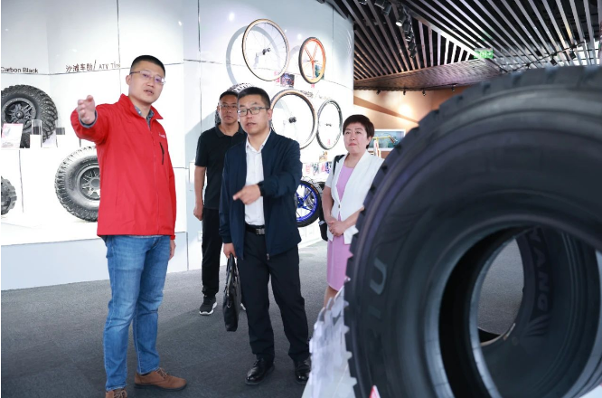 隨后，劉總一行參觀了中策橡膠的未來工廠，深刻感受到數字賦能和智慧制造帶來的新工業浪潮。