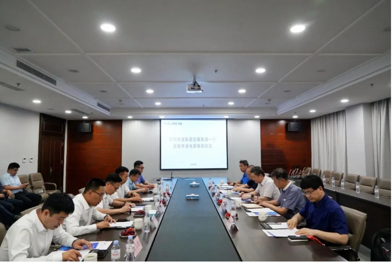 在座談會上，華凌電纜的副總裁兼董事會秘書王飛對外部董事的到來表示熱烈歡迎，并向他們介紹了華凌電纜的發展歷程、公司框架和經營狀況等方面的情況。接著，華凌電纜的副總裁兼銷售總經理董效柱向外部董事匯報了企業的經營發展情況、銷售業績以及未來的工作思路。