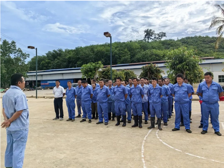 云南廣墾橡膠公司于6月1日舉行了“安全生產月”活動啟動儀式。該公司組織了所屬六家制膠廠的員工共230余人線上線下同步參加了啟動會。在會上，云南公司董事長王宜江具體部署了“安全生產月”活動，并提出了今后安全生產工作的明確要求。與會人員還在現場與各制膠廠廠長簽署了安全生產責任書，并在“安全生產月”主題橫幅上簽名承諾。