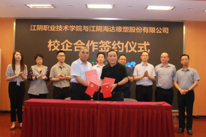 在雙方領(lǐng)導(dǎo)的見證下，錢振宇董事長和張慶堂院長代表雙方共同簽署了校企合作協(xié)議和贊助協(xié)議，確立了雙方在產(chǎn)教融合方面的合作框架。