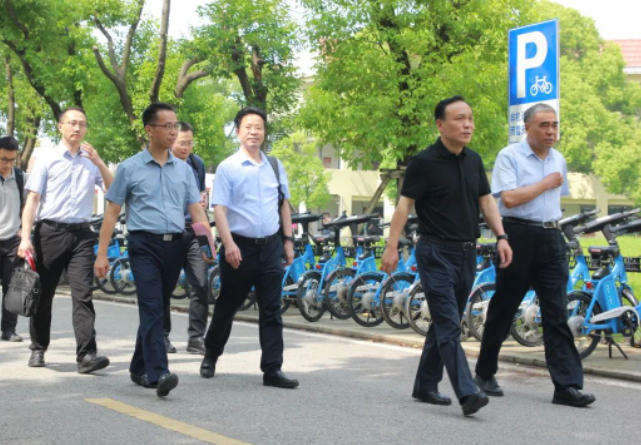 隨后，錢振宇董事長一行在張慶堂院長等人的陪同下參觀了江陰職業(yè)技術(shù)學(xué)院校園，深入了解了學(xué)院的辦學(xué)理念和辦學(xué)特色。雙方就進一步加強合作進行了深入的洽談。