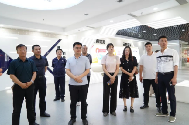 隨后，調(diào)研團(tuán)一行來(lái)到華凌電纜的展廳，工作人員向他們介紹了華凌電纜的發(fā)展歷程、人才培育、產(chǎn)品研發(fā)和企業(yè)榮譽(yù)等情況。重點(diǎn)介紹了華凌電纜在核電、軌道交通、艦船、特種裝備和新材料等五大領(lǐng)域所取得的成績(jī)和貢獻(xiàn)。據(jù)工作人員介紹，華凌電纜為了解決行業(yè)難點(diǎn)和痛點(diǎn)，引進(jìn)了白俄羅斯國(guó)家科學(xué)院的高分子材料技術(shù)，并將其進(jìn)行成果轉(zhuǎn)化和市場(chǎng)化應(yīng)用，從而填補(bǔ)了國(guó)產(chǎn)電纜材料在高端技術(shù)和新材料領(lǐng)域的空白。