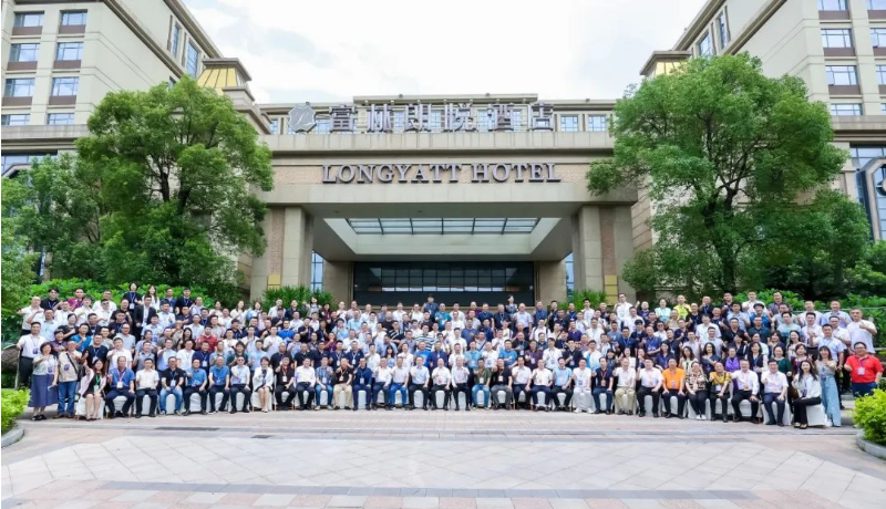 本次大會得到了多家企業的協辦和支持，各行業的專業人士和嘉賓之間展開了深入的交流與互動。通過這次盛會，環保涂料行業展示了其科技創新和發展的成果，為行業的高質量發展搭建了一個重要的平臺。