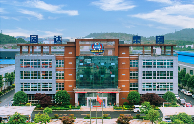 此外，在防火技術方面，固達電纜集團也進行了創新。他們與貴州大學合作，研發出了一種名為“礦物質柔性防火電纜”的產品，填補了國內防火電纜市場的空白。這種電纜采用了無機礦物材料，即使在高溫燃燒條件下，仍能保持線路的通暢，耐火等級符合國家標準和英國耐火標準。