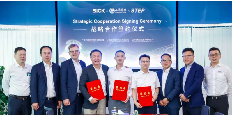 近日，新時達與國際知名傳感器品牌——德國SICK、輪胎激光刻字開創者——崮德智能在上海簽訂戰略合作協議，，旨在推動橡膠輪胎行業的智能制造。