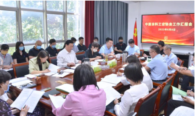 劉普軍會(huì)長(zhǎng)要求下一步工作要有緊迫感，突出重點(diǎn)，做好統(tǒng)籌規(guī)劃，充分履行職責(zé)。他強(qiáng)調(diào)全體協(xié)會(huì)人員應(yīng)團(tuán)結(jié)合作，以高標(biāo)準(zhǔn)、高質(zhì)量完成各項(xiàng)工作任務(wù)，為協(xié)會(huì)工作開創(chuàng)新局面貢獻(xiàn)力量。劉普軍會(huì)長(zhǎng)還對(duì)未來的發(fā)展充滿信心，并呼吁大家共同努力，推動(dòng)中國(guó)涂料行業(yè)實(shí)現(xiàn)更加輝煌的發(fā)展。