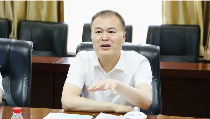 張占成表示，近年來，中鐵裝備與北橡院合作密切，共同推動了超大型隧道工程機械主驅動密封產品的研發(fā)，并取得了豐碩成果。考慮到北橡院團隊出色的政治素質和強大的創(chuàng)新能力，中鐵裝備將北橡院選為“廉能合作單位”。今天的簽約儀式標志著雙方的合作進入新階段，開啟了合作發(fā)展的新篇章。張占成希望通過戰(zhàn)略合作，共同打造雙方合作的新格局。