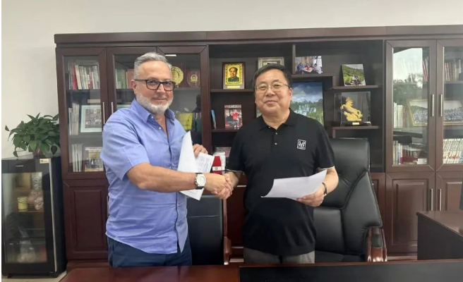 據了解，朝陽新長征輪胎與科特迪瓦的輪胎采購商已經建立了超過20年的合作關系。這次會面不僅加強了雙方的商業聯系，還達成了一項重要的協議。雙方簽署了一份近17個貨柜的外貿訂單，訂單金額高達數十萬美元。