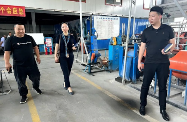 最后，協(xié)會(huì)一行人拜訪了山東瑞合暢通線纜有限公司，受到了該公司總經(jīng)理房益濱的熱情接待。
