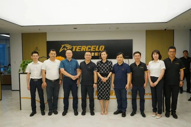 交流結束后，單奇顏和溫志雄代表雙方簽署了戰略合作協議，并共同合影留念。通過此次合作，雄鷹輪胎集團和玉柴物流集團將進一步加強合作，共同推動雙方的業務發展和實現更大的成功。