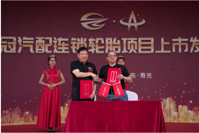 郭耐明和張國(guó)秋作為企業(yè)代表共同簽署了戰(zhàn)略合作協(xié)議書(shū)。