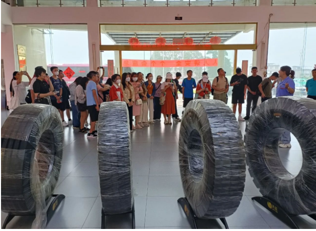 廣西新桂輪橡膠有限公司迎來了一批國際友人，他們來自越南、印度尼西亞和新加坡等國家，專程參觀該公司的生產(chǎn)車間。這些國際友人對新桂輪公司的產(chǎn)品在國內(nèi)外市場的廣泛應(yīng)用以及良好的口碑給予了高度認(rèn)可，并對該公司的實力和產(chǎn)品表示濃厚興趣。