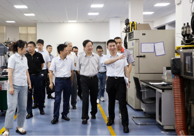 在考察中，陳主席一行參觀了建新的試驗(yàn)中心，仔細(xì)觀摩了密封條開(kāi)關(guān)門(mén)疲勞玻璃升降試驗(yàn)、金屬表面防腐蝕交變?cè)囼?yàn)、減振件的疲勞耐久試驗(yàn)、NVH試驗(yàn)等各種試驗(yàn)設(shè)備。他詳細(xì)了解了試驗(yàn)設(shè)備的要求和研發(fā)試驗(yàn)驗(yàn)證的情況。據(jù)了解，建新試驗(yàn)中心通過(guò)了CNAS試驗(yàn)室認(rèn)可，具備對(duì)產(chǎn)品的檢測(cè)、鑒定、驗(yàn)證能力，為企業(yè)的產(chǎn)品研發(fā)、生產(chǎn)制造和品質(zhì)性能提供了強(qiáng)有力的保障。