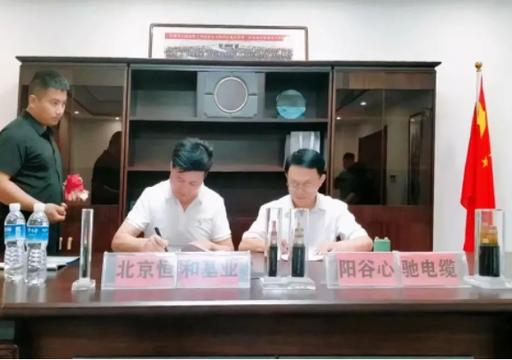山東陽谷萬里行電纜有限公司迎來了一支重要的訪客團隊。來自北京的恒和基業建設發展有限公司董事長馬國東率領團隊蒞臨該公司進行了實地考察，并簽署了一項戰略合作協議。陽谷萬里行電纜有限公司董事長徐振起以及公司高層對恒和基業的到訪表示了熱烈的歡迎。雙方領導隨后就各自公司的現狀和未來發展趨勢進行了詳細介紹。