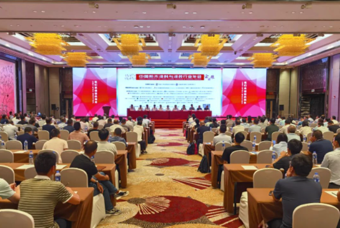 廣東佛山勝利舉辦了2021/2022中國粉末涂料與涂裝行業年會。本次年會吸引了來自全國各地的500余名代表參會。在這個重要的行業盛會上，涂料與涂裝領域的專家學者、企業代表齊聚一堂，共同探討行業發展趨勢與創新方向。