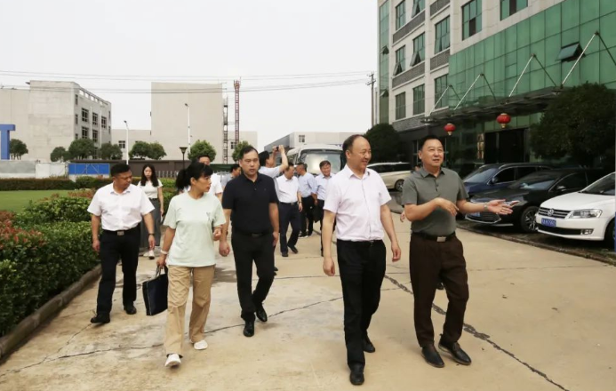 啟利漆董事長張青與經營團隊一同陪同了此次調研活動