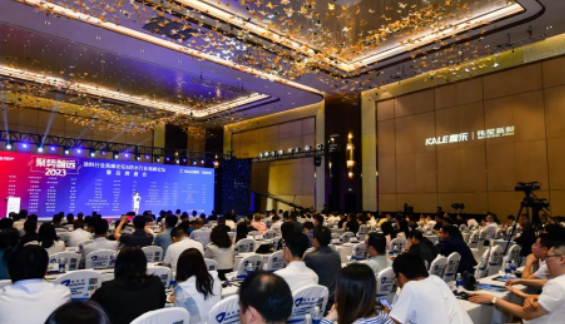 "2023年度涂料行業高峰論壇&防水行業高峰論壇暨品牌盛會"在上海舉行，來自全國各地的涂料和防水企業、渠道經銷商、下游用戶企業以及國家和地方相關協會領導齊聚一堂。本次論壇以"聚勢 智遠"為主題，旨在共同探討涂料和防水行業的發展現狀，并探索品牌建設的核心力量。