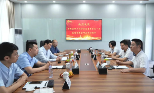 隨后的交流環(huán)節(jié)中，劉普軍會長、劉杰秘書長、彩之虹董事長顧天兵與巴德富集團的領導展開了深入的溝通和互動，共同探討了行業(yè)如何實現(xiàn)高質量發(fā)展等話題。劉普軍會長表示，他將帶領中國涂料工業(yè)協(xié)會新一屆的領導班子繼續(xù)發(fā)揮協(xié)會的橋梁作用，為行業(yè)和企業(yè)的長足發(fā)展提供支持，助力中國涂料行業(yè)實現(xiàn)健康轉型，推動行業(yè)朝著高質量可持續(xù)發(fā)展的目標邁進。