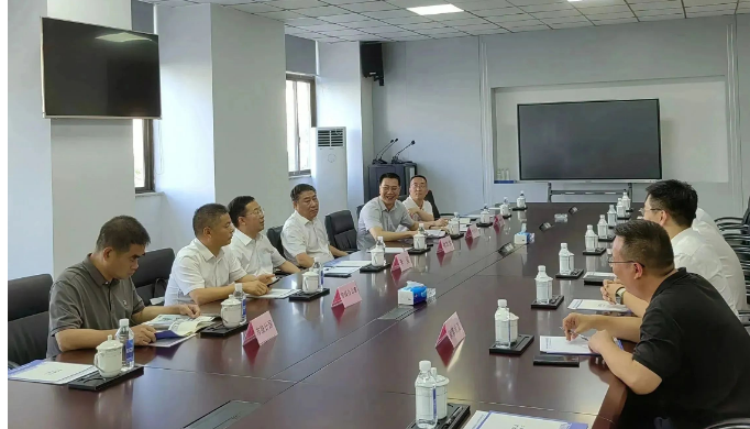 會上，李書記與董事長王建森進行了交流，就進一步加強企業(yè)的研發(fā)創(chuàng)新和提升產(chǎn)品技術(shù)含量等方面提出了寶貴的意見和建議。他強調(diào)中瑞橡膠作為優(yōu)質(zhì)企業(yè)應(yīng)該發(fā)揮示范引領(lǐng)作用，推動橡膠行業(yè)實現(xiàn)高質(zhì)量發(fā)展。