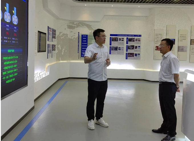 瑞安市委書記李堅對浙江中瑞橡膠高分子材料股份有限公司進行了調(diào)研指導(dǎo)工作。李堅一行受到了公司董事長王建森、副總經(jīng)理王一昊以及黃偉良的熱情接待。隨行的還有瑞安市委常委、副市長林政洪以及市委辦公室、市經(jīng)信局、市統(tǒng)計局、瑞安經(jīng)開區(qū)和南濱街道等主要領(lǐng)導(dǎo)。