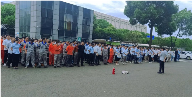為了進一步提升全員的應急逃生能力和安全操作技能，提高企業的應急綜合水平，建新各單位結合實際生產情況，開展了各類形式的現場應急演練和消防技能比武。通過實戰演練，員工們學習了事故風險征兆、預防措施、應急措施和急救知識。