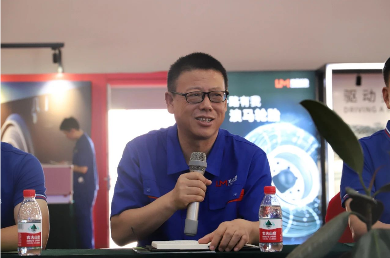會(huì)議伊始，浪馬輪胎總經(jīng)理金永生熱烈歡迎前來(lái)參會(huì)的核心客戶，并衷心感謝他們多年來(lái)對(duì)途順輪胎的信任、支持和合作。金總強(qiáng)調(diào)，浪馬輪胎始終致力于做全鋼胎的發(fā)展戰(zhàn)略，秉持著做專、做精、做強(qiáng)、做久的理念。他強(qiáng)調(diào)了以市場(chǎng)和客戶為中心的重要性，將發(fā)現(xiàn)客戶需求和滿足客戶需求作為客戶服務(wù)工作的核心，希望繼續(xù)與合作伙伴攜手合作，準(zhǔn)確聚焦超細(xì)分市場(chǎng)，為客戶創(chuàng)造更大的價(jià)值。
